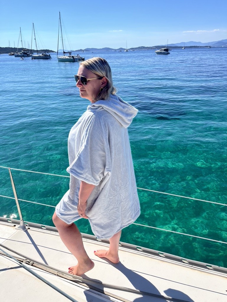 Poncho de bain, sur le pont